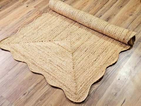 Natural jute with soft scalloped petal border