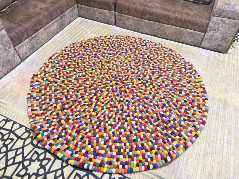 Multicolour felt pebble round rug close-up texture