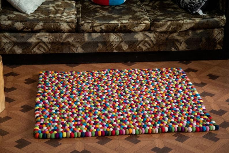 Multicolour felt pebble rectangular rug on wooden floor
